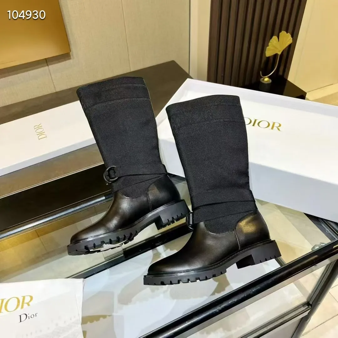👟👟Ex-factory price 560👟👟 Dior color-blocking new boots for autumn and winter, the latest electric embroidery color-blocking letter logo for autumn and winter, round-toe high-top knight boots for women, Material: first-layer cowhide stitched with electric embroidery fabric, sheepskin lining for feet, original molded TPU outsole Size: 35-40 yards